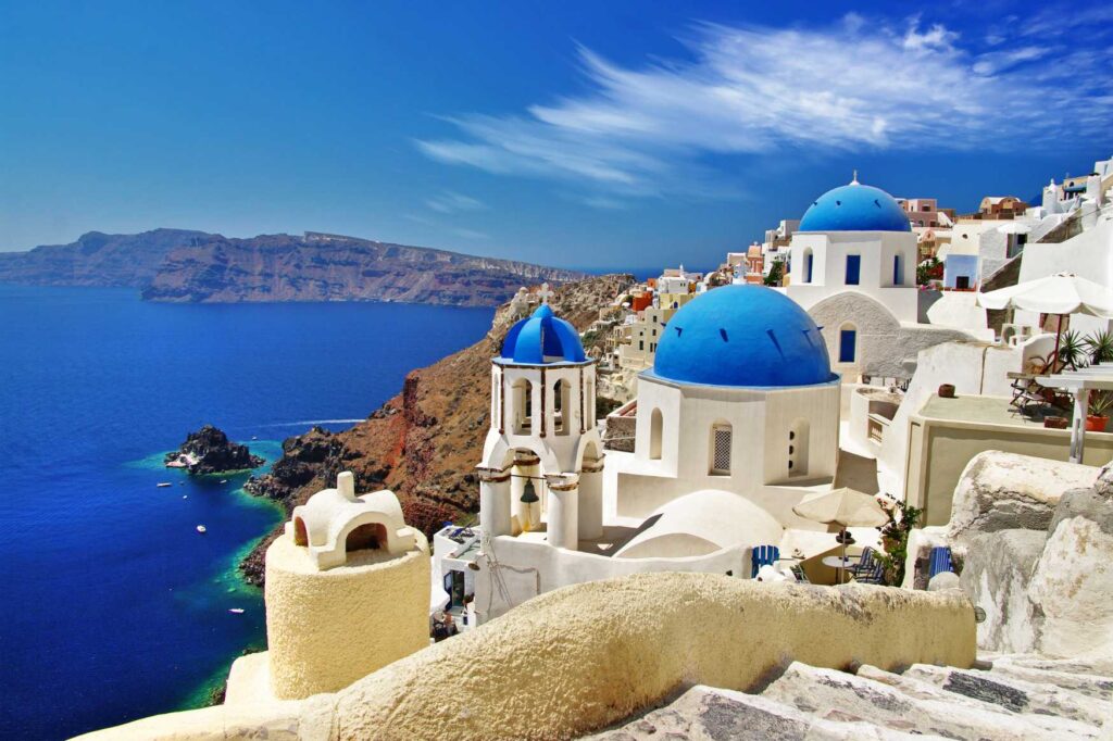 Santorini patří mezi nejznámější turistické oblasti v Řecku, kde lze najít sezónní práci.