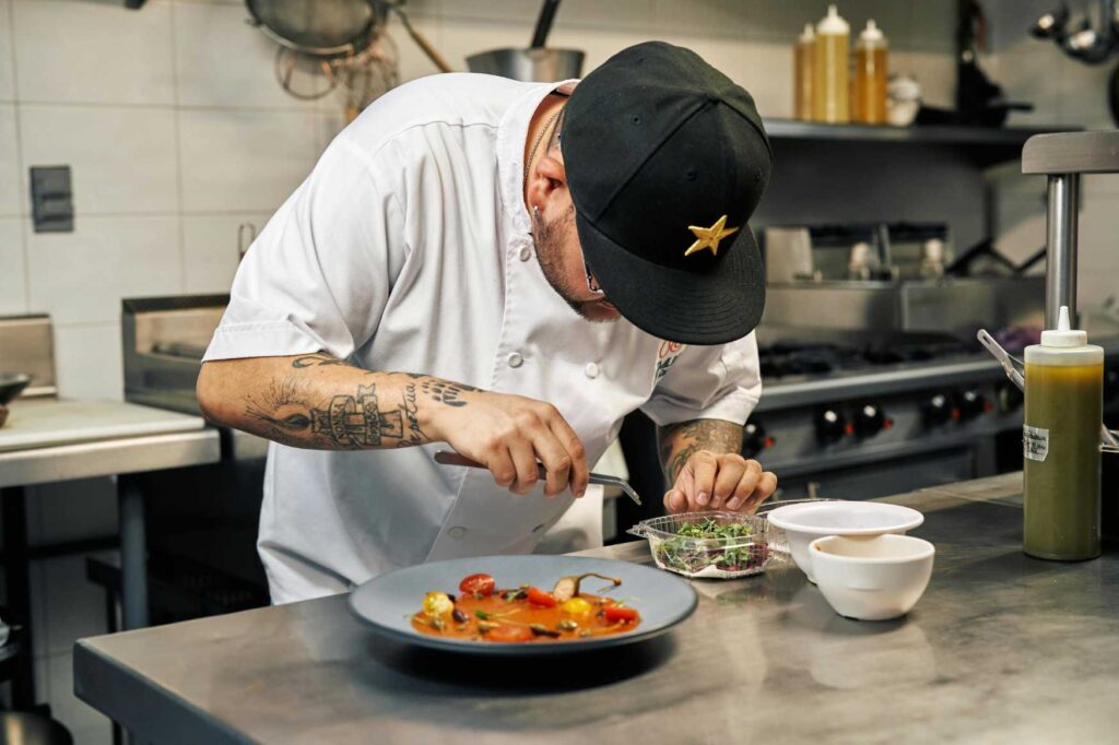 Kuchař připravující jídlo během sezónní práce v restauraci v Řecku