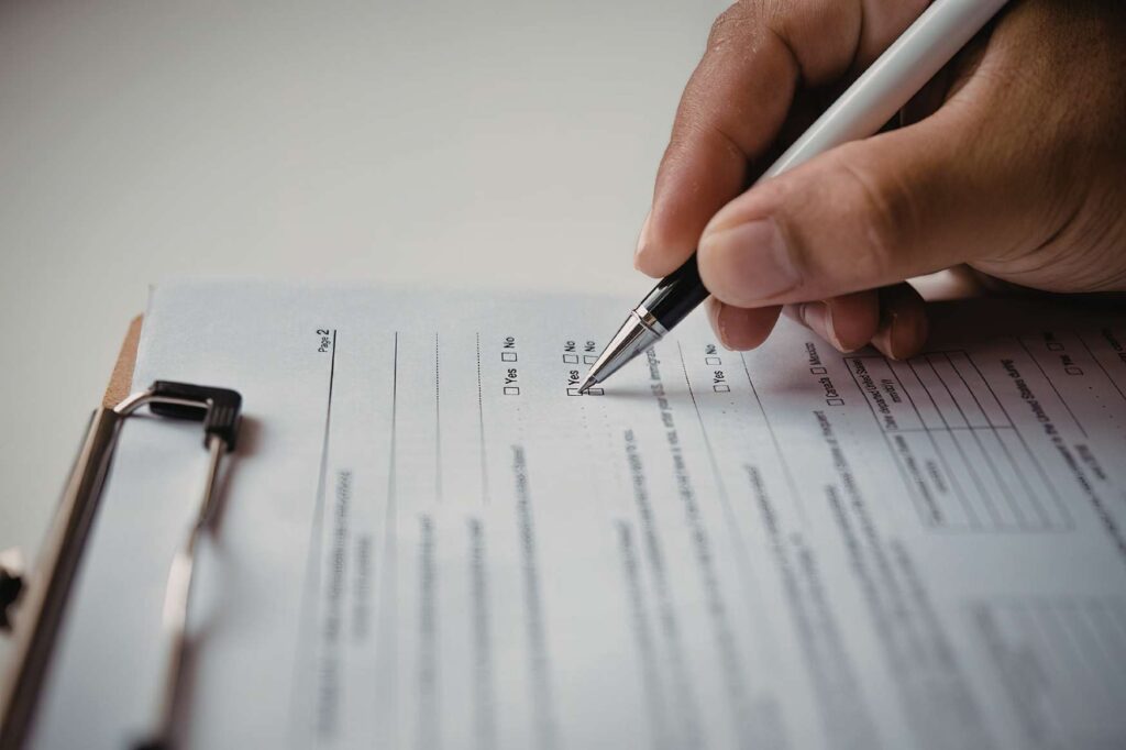 Vyplňování formuláře po příjezdu do Dánska kvůli registraci a potřebné administrativě.