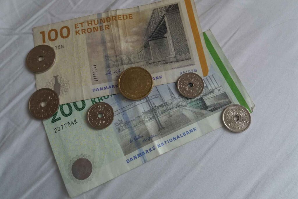 Dánské koruny představující výdělek při sezónní práci v Dánsku.