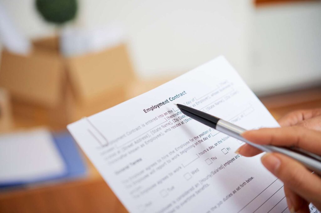 Kontrola pracovní smlouvy před nástupem do práce ve Švédsku.