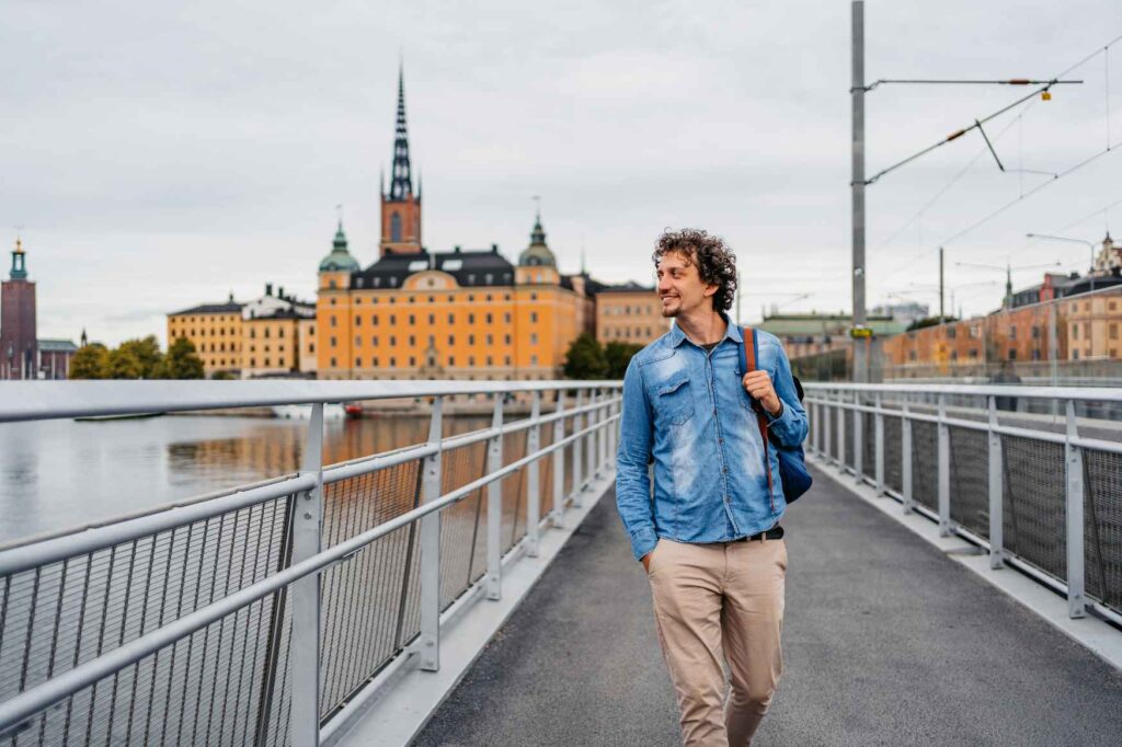 Mladý muž objevuje Stockholm během pobytu za prací ve Švédsku.