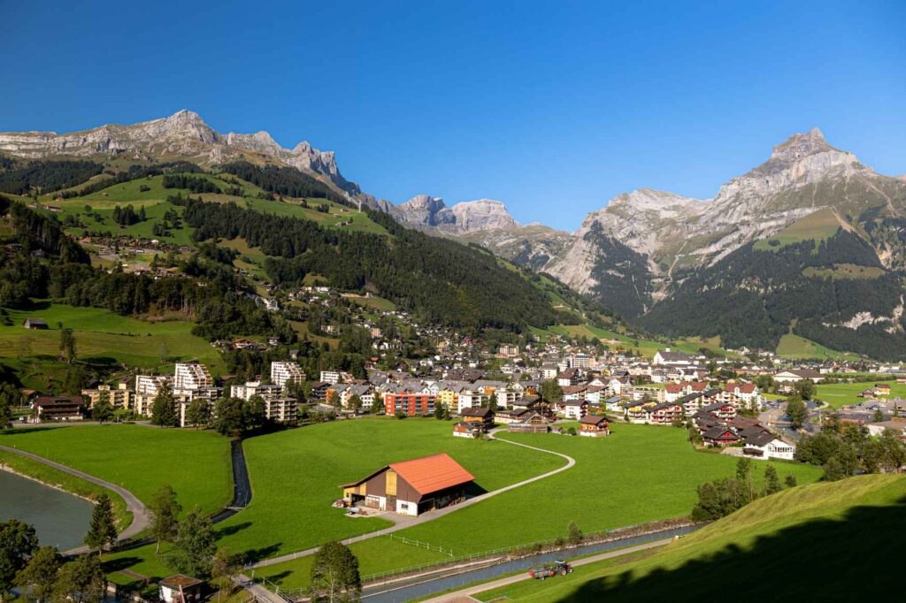 Práce v zahraničí - Engelberg ve švýcarských Alpách s horským střediskem a okolní krajinou