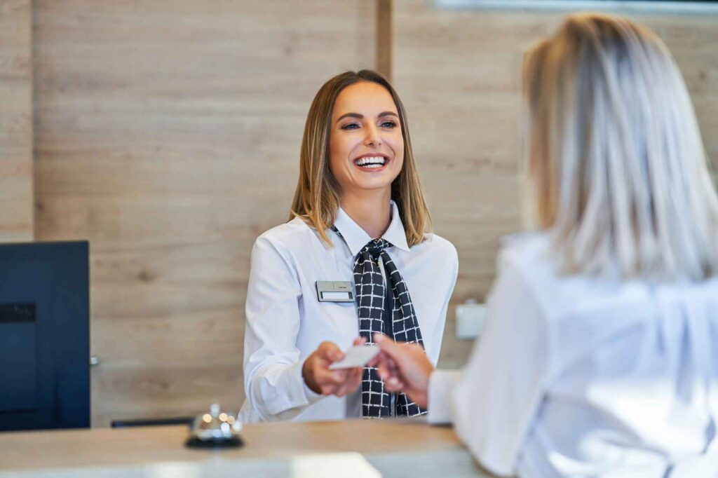 Recepční vítá hosta při příjezdu do hotelu na Kypru.