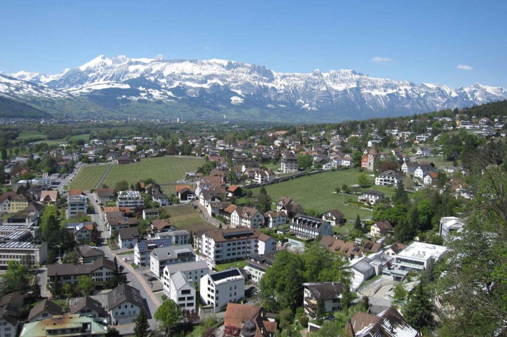 Práce v Lichtenštejnsku - Vaduz a Alpy