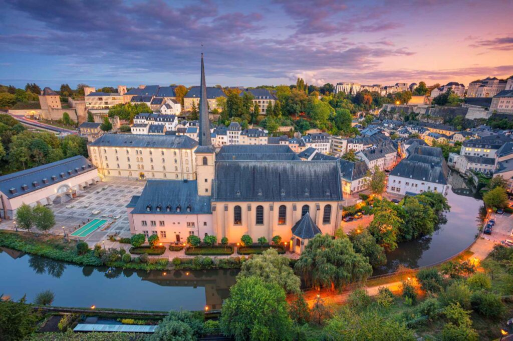 Práce v Lucembursku - Historické centrum Luxembourg City s kostelem a údolím řeky Alzette.