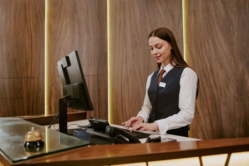 Práce v zahraničí v hotelu nebo resortu – Recepční pracující za recepcí