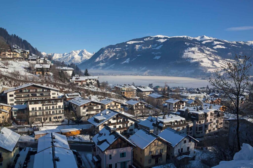 Zimní turistické středisko Zell am See v rakouských Alpách